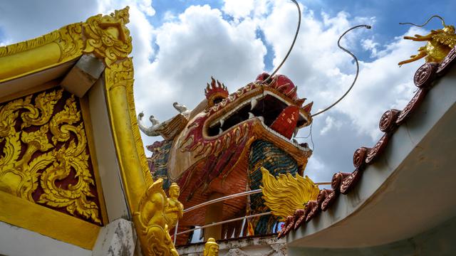 Wat Samphran, Kuil yang Dililit Naga Raksasa