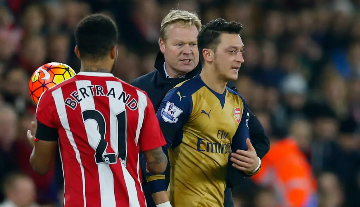 Pemain Arsenal, Mesut Ozil sempat bersitegang saat laga Southampton vs Arsenal di Stadion St Mary, Inggris, Sabtu (26/12/2015). Arsenal dihajar tuan rumah Southampton dengan skor telak 0-4. (Reuters / Eddie Keogh)