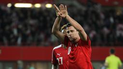 Selebrasi gelandang serang Timnas Austria, Zlatko Junuzovic,  usai membobol gawang Turki yang dikawal Volkan Babacan. (Bola.com/Reza Khomaini)