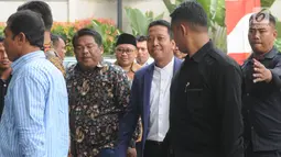 Ketua Umum PPP M Romahurmuziy (kemeja putih)  tiba di Gedung KPK untuk menjalani pemeriksaan, Jakarta, Kamis (23/8). Romahurmuziy diperiksa sebagai saksi untuk tersangka mantan PNS Kemenkeu Yaya Purnomo. (Merdeka.com/Dwi Narwoko)