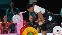 Lifter Indonesia, Eko Yuli Irawan, saat beraksi di cabor angkat besi nomor 61 kg putra Olimpiade 2024 di South Paris Arena, Rabu (7/8/2024). (Bola.com/NOC Indonesia/Naif Muhammad Al'as)