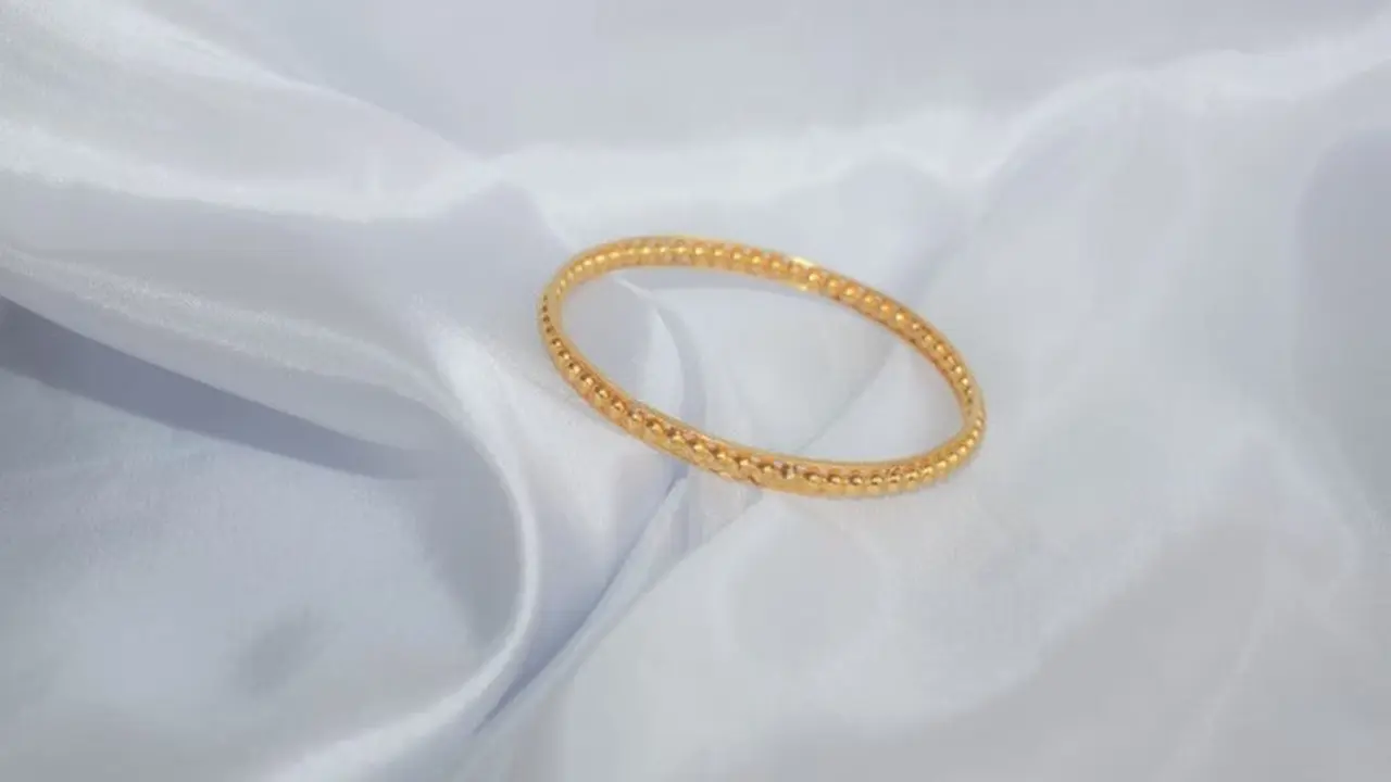Ilustrasi Gelang Oval Emas Kecil (Credit: Imam Kurniawan/Unsplash)