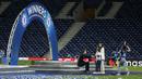 Pelatih Chelsea, Thomas Tuchel, bersama keluarganya saat perayaan gelar juara Liga Champions di Stadion Dragao, Porto, Minggu (30/5/2021). Chelsea menang 1-0 atas City. (Pierre Philippe Marcou/Pool via AP)