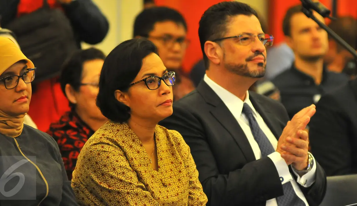 Menkeu Sri Mulyani (tengah) didampingi Kepala Perwakilan Bank Dunia untuk Indonesia Rodrigo Chaves saat menyimak laporan terbaru Indonesia Economic Quarterly di Jakarta, Selasa (17/1).  (Liputan6.com/Angga Yuniar)