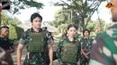 Sebagai balerina, tentu Nada Tarina dikenal dengan sosok yang penuh dengan kelembutan. Namun, siapa sangka, gadis berusia 13 tahun itu dengan penuh semangat dan energi mengikuti latihan bareng anggota Kopassus. Tidak sendiri, Nada juga ditemani oleh Azka Corbuzier. (Liputan6.com/YouTube/Azka Corbuzier)