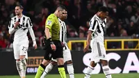 Pemain Juventus tertunduk lesu usai kena comeback menyakitkan dari Genoa di Liga Italia (AFP)