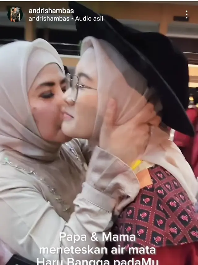 Ine Sinthya bangga Sherin anak bungsunya jadi Sarjana Kedokteran (Foto: instagram inesinthya/andrishambas)