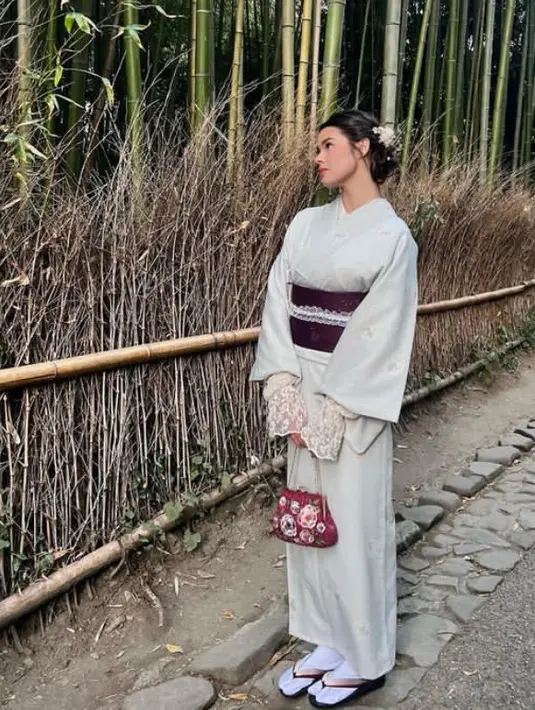 Berkunjung ke Jepang, Maria Theodore pun mengambil kesempatan mencoba baju tradisional Jepang, kimono. [@mariatheodoree]