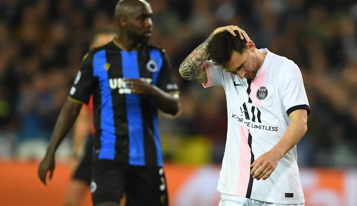 Lionel Messi kembali memiliki peluang di menit ke79. Usai menerima umpan Nuno Mendes yang merangsek dari kiri pertahanan Brugge, sepakan La Pulga masih melambung di atas mistar gawang. (Foto: AFP/John Thys)