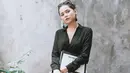 OOTD yang selalu cocok untuknya yakni outfit hitam. Seperti penampilannya ini yang memakai kemeja gelap serta anting panjang dengan warna senada.(Liputan6.com/IG/@yunitasiregar)