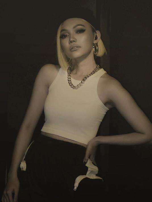 Tak heran jika Rina Nose selalu totalitas saat tampil di media. Kostum ala Agnez Mo ini jadi buktinya. (Liputan6.com/IG/@rinanose16).