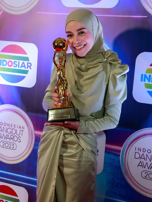 Penyanyi jebolan ajang pencarian bakat Dangdut Academy Indosiar itu merasa terharu dan menjadi motivasi untuk terus berkarya. [Foto: Muhammad Akrom Sukarya/KapanLagi.com]