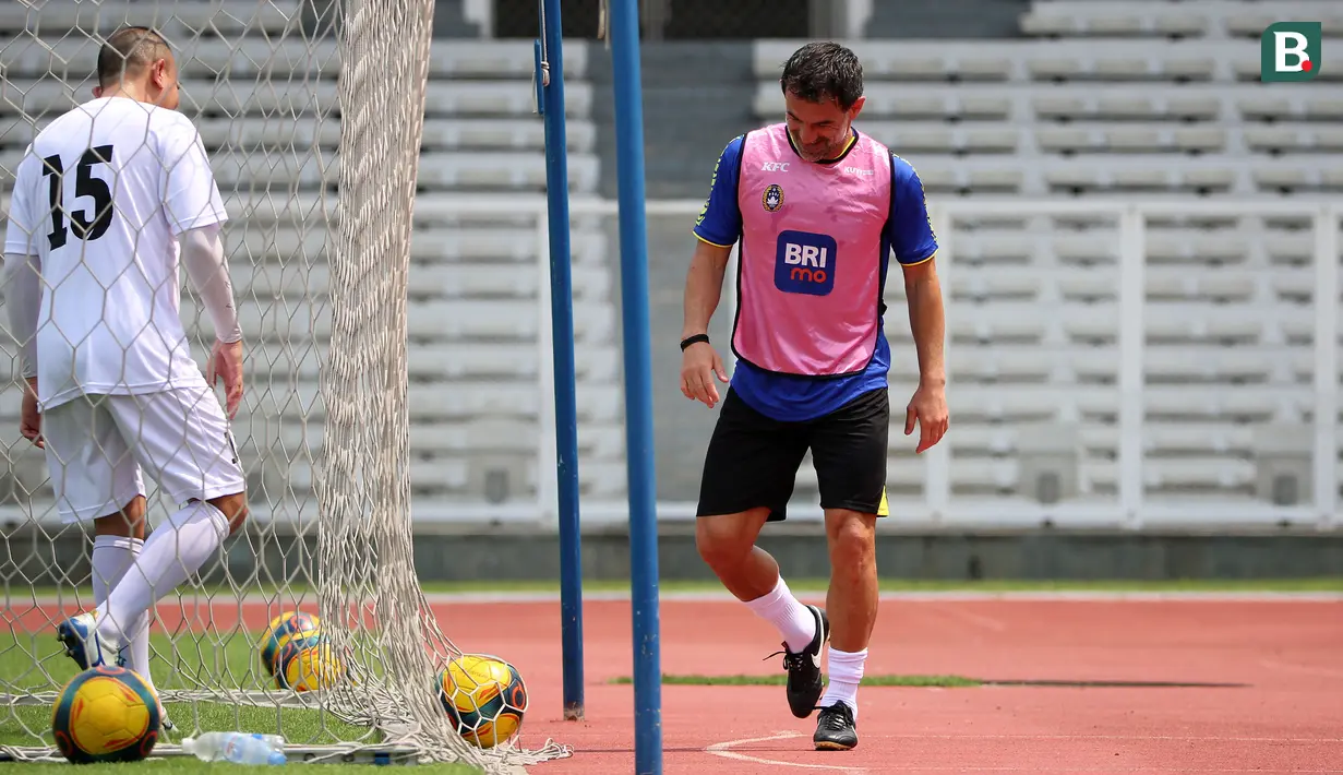 Legenda sepak bola Yunani, Giorgos Karagounis melakukan selebrasi setelah mencetak gol pada acara puncak BRImo Future Garuda yang bertajuk FOURFEO Mini Tournament di Stadion Madya, Jakarta, Kamis (01/06/2023). (Bola.com/Bagaskara Lazuardi)