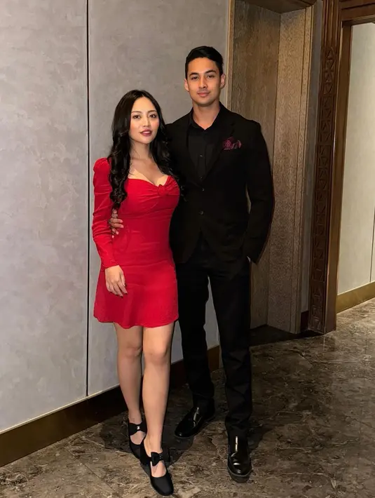 Momen valentine dirayakan pasangan Rachel Vennya dan Salim Nauderer dengan dinner romantis. Keduanya bergaya glamor dengan Rachel yang mengenakan dress merah merona, sementara Salim dengan setelan jas hitam. [@rachelvennya]