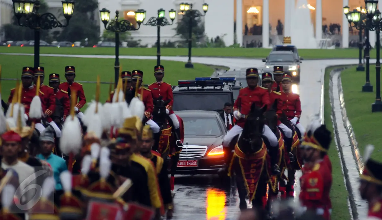 Iring-iringan kendaraan Raja Salman bin Abdulaziz dikawal pasukan berkuda saat meninggalkan Istana Bogor, Rabu (1/3). Mengawali kunjungan, Raja Salman bertemu Presiden Jokowi di Istana Bogor. (Liputan6.com/Helmi Fithriansyah)