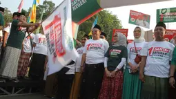 Ketua Umum Partai Kebangkitan Bangsa (PKB) Muhaimin Iskandar melepas peserta jalan sehat sarungan di kawasan Monas, Jakarta, Minggu (30/9). Kegiatan ini diikuti ratusan santri yang semuanya menggunakan sarung. (Liputan6.com/Angga Yuniar)