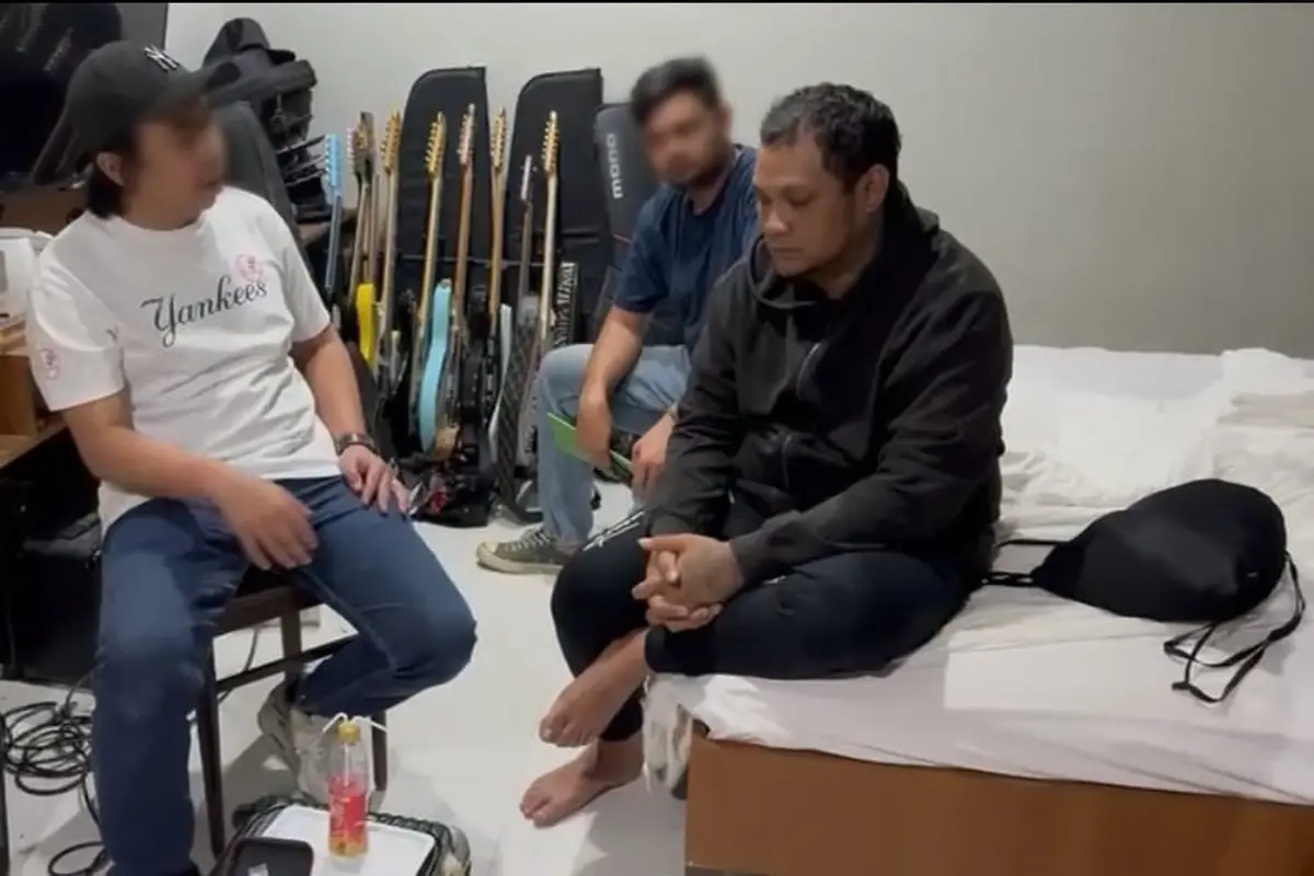 Polisi menangkap Virgoun Putra Tambunan atau akrab disapa Virgoun atas kasus penyalahgunaan narkoba jenis sabu.