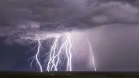 Gelombang gravitasi seringkali disebabkan oleh badai petir, seperti yang terjadi di dekat Broome, Australia Barat. (ABC Open: StormyJim)