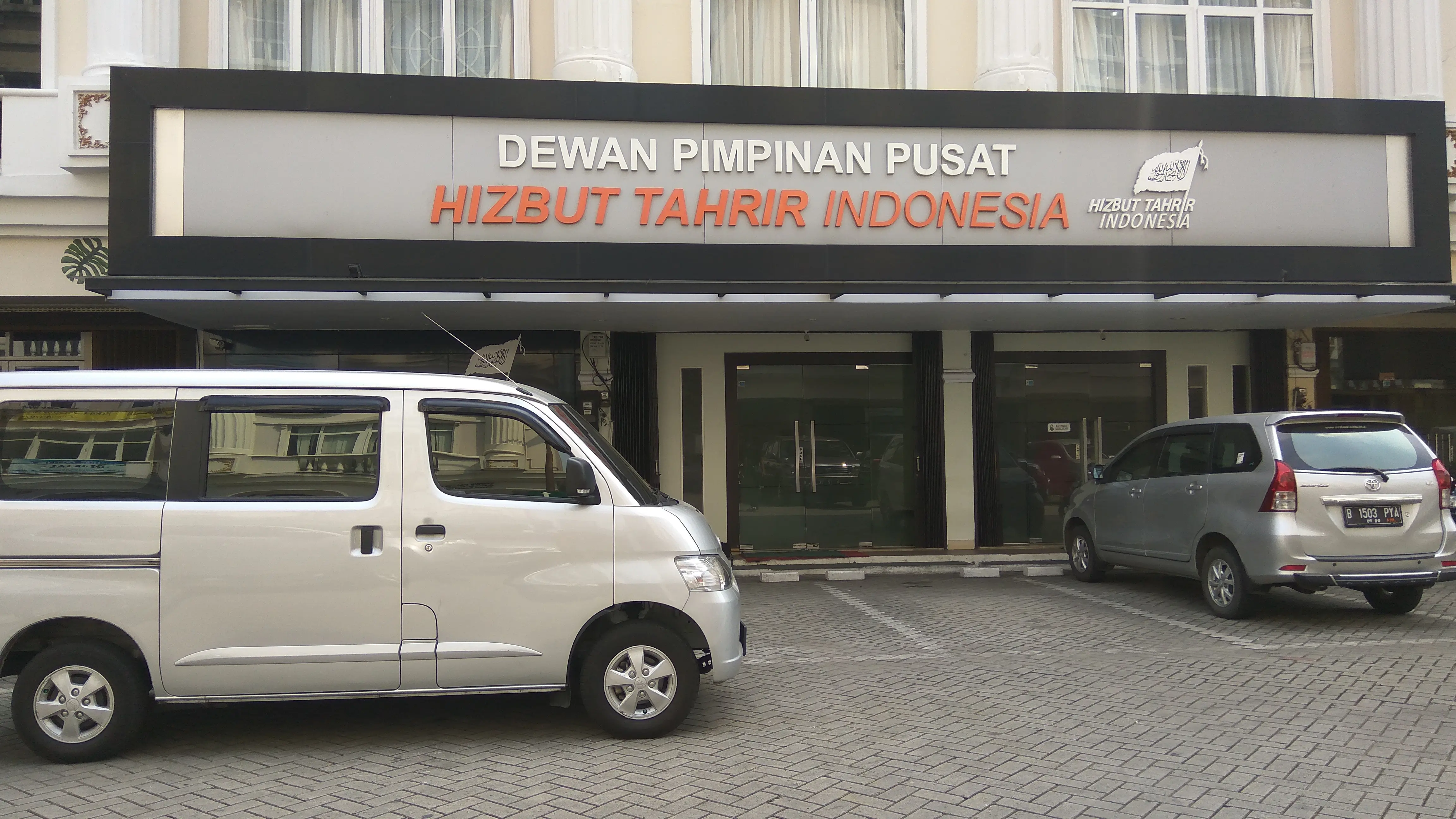 Suasana kantor HTI usai dibubarkan