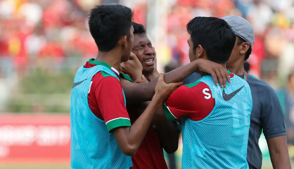 Bek Timnas Indonesia U-19, Rifad Marasabessy, menangis usai dikalahkan Thailand U-19 pada laga Piala AFF U-18 di Stadion Thuwunna, Yangon, Jumat (15/9/2017). Indonesia kalah adu penalti dari Thailand. (Bola.com/Yoppy Renato)