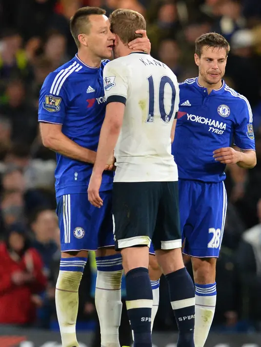 Penyerang Tottenham, Harry Kane (tengah) dipeluk kapten Chelsea, John Terry usai pertandingan liga Inggris di Stamford Bridge, London, (3/5). Tottenham gagal meraih juara liga Inggris karena tertinggal 7 poin dari Leicester City. (AFP PHOTO/GLYN KIRK) 