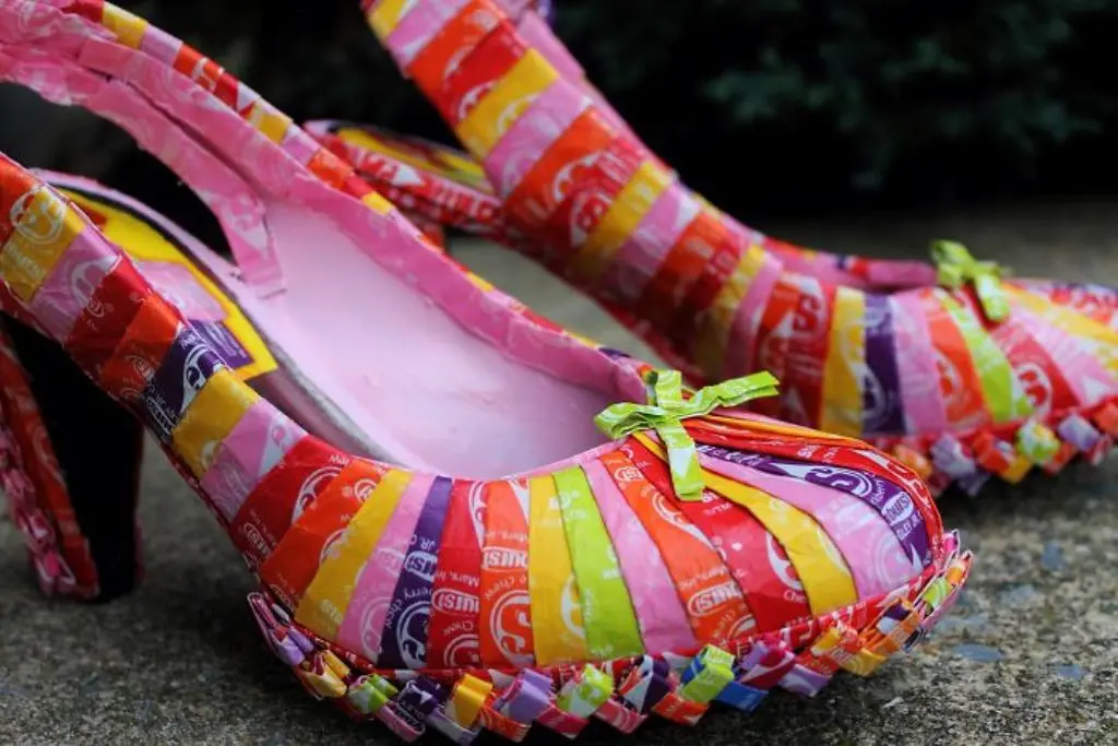 Sepatu karya Emily Seilhamer. (Sumber foto: boredpanda.com)