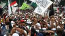 Sejumlah massa membawa bendera ormas saat melakukan aksi damai 212 jilid 2 di depan Gedung Dewan Perwakilan Rakyat, Senayan, Jakarta, Selasa (21/2). (Liputan6.com/JohanTallo)