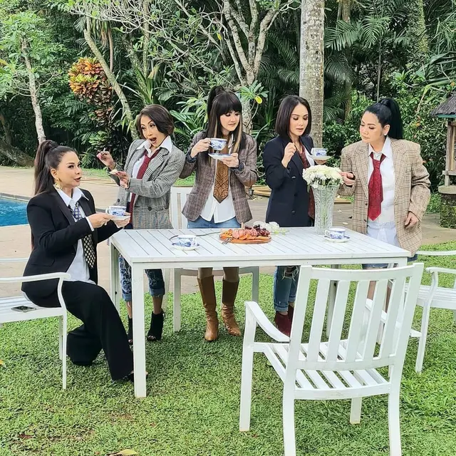 7 Potret Yuni Shara Bareng Geng Rumpies, Kompak Banget