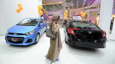 Perempuan Arab Saudi mengunjungi showroom mobil khusus wanita di kota pelabuhan Laut Merah, Jeddah, Kamis (11/1). Showroom mobil khusus wanita akhirnya dibuka menyusul pencabutan larangan kaum perempuan untuk mengemudikan kendaraan. (Amer HILABI/AFP)