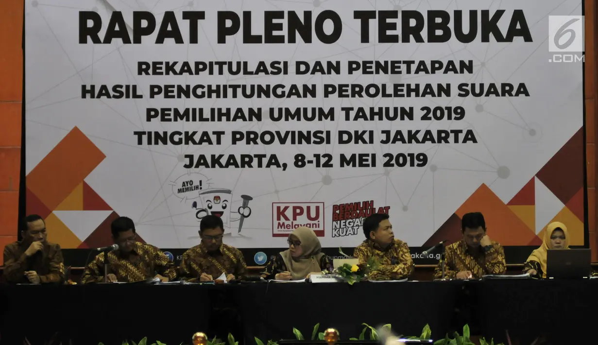 Komisioner KPU DKI Jakarta memimpin rapat pleno rekapitulasi dan penetapan hasil penghitungan perolehan suara Pemilu 2019 tingkat Provinsi DKI Jakarta di Hotel Bidakara, Kamis (9/5/2019). Proses rekapitulasi akan dilakukan hingga 12 Mei 2019. (merdeka.com/Iqbal S. Nugroho)