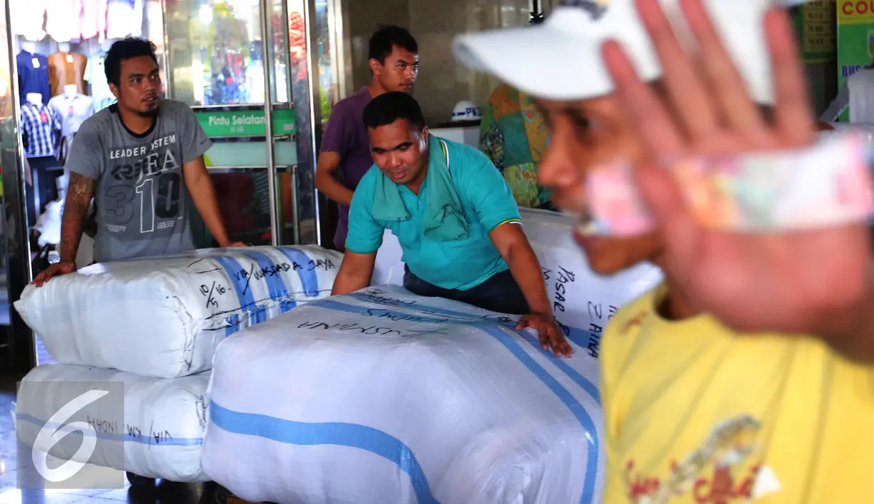 Sejumlah pedagang mulai bersiap menghadapi permintaan menjelang Ramadan, Jakarta, Jumat (27/5). Melonjaknya permintaan pakaian menjadi berkah bagi para pedagang. (Liputan6.com/Angga Yuniar)