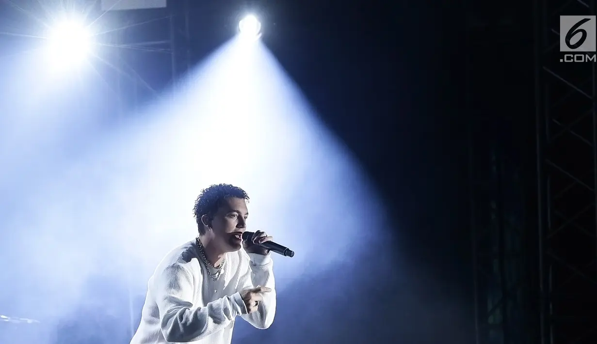 Grup band asal Los Angeles, LANY menghibur penggemarnya dalam konser bertajuk "LANY Malibu Night Tour" di Tennis Indoor Senayan, Jakarta, Rabu (14/8/2019) malam. Trio electro pop yang digawangi Paul Jason Klein, Jake Goss dan Less Priest ini membawakan 16 lagu. (Fimela.com/Bambang E. Ros)