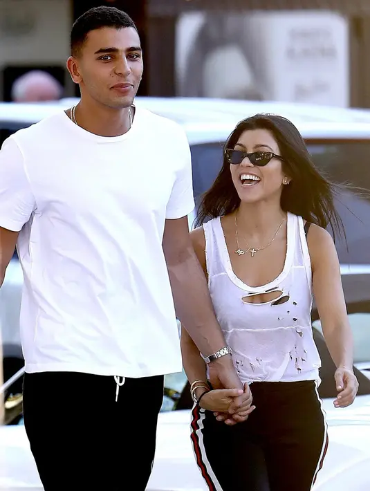 Kourtney dan Younes sendiri sudah berkencan sejak tahun 2016 dan mereka bertemu di Paris Fashion Week. (BackGrid - US Magazine)