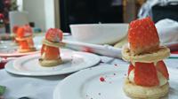 Gran Melia Jakarta menghadirkan The Stroberi Delights Afternoon Tea untuk hidangan akhir tahun. (Liputan6/pool/Gran Melia)