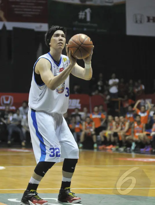Pemain Satria Muda Britama, Gunawan Rony berusaha memasukkan bola ke ring pada laga NBL Championship melawan Pelita Jaya Energi-MP, Jakarta, Minggu (10/5/2015). Satria Muda Britama unggul 62-54 atas Pelita Jaya Energi-MP. (Liputan6.com/Herman Zakharia)