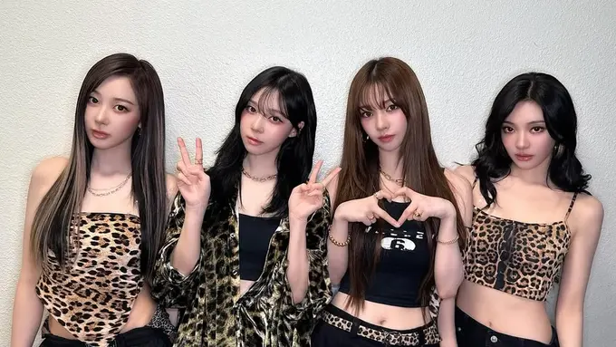 aespa tampil mengenakan baju animal print