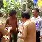 Tangkapan layar video Bupati Banjarnegara, Budhi Sarwono mengenakan baju ke pria gangguan jiwa yang tanpa busana. (Foto: Liputan6.com/Istimewa/Muhamad Ridlo)