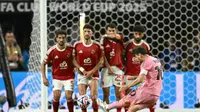 Striker Inter Miami, Lionel Messi, melepaskan tendangan bebas yang sayangnya masih menyamping di sisi kanan gawang Al Ahly pada laga perdana Piala Dunia Antarklub 2025 di Stadion Hard Rock, Minggu (15/6/2025) pagi WIB. (PATRICIA DE MELO MOREIRA / AFP)
