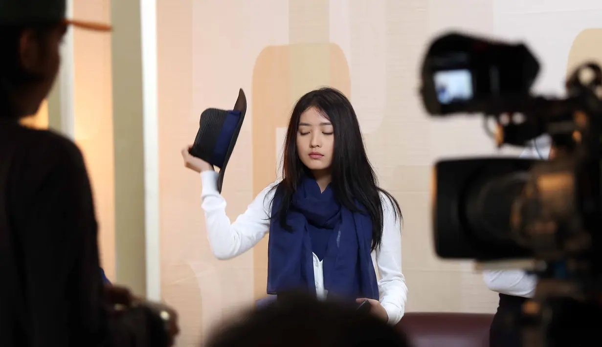 Begitu juga perlakuan dari ibunya. Antara Indah dan Cinta mendapatkan perlakuan yang jauh berbeda. Oleh ibunya, Indah disekolahkan di sekolah ternama sekaligus menyalurkan bakatnya. Bahkan, Cinta hampir putus sekolah. (Bambang E. Ros/Bintang.com)