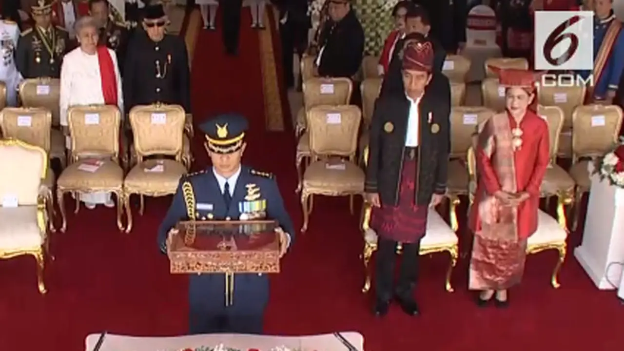 Jokowi dan Iriana Tampil dengan Busana Daerah