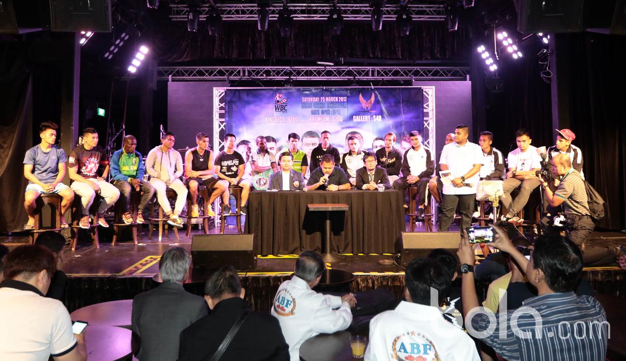 Suasana timbang badan dan konferensi pers di Shanghai Dolly, Singapura, Jumat (24/3/2017). Daud Yordan akan tampil pada ajang "Battle of Champions, Road To Glory"  (Bola.com/Nicklas Hanoatubun)