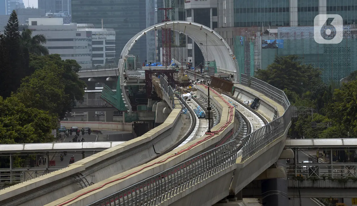 Suasana proyek konstruksi infrastruktur di kawasan Kuningan, Jakarta, Sabtu (11/4/2020). Gubernur DKI Jakarta Anies Baswedan menjelaskan bahwa proyek konstruksi boleh terus berjalan selama Ibu Kota berstatus Pembatasan Sosial Berskala Besar (PSBB). (merdeka.com/Imam Buhori)