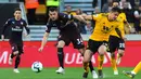 Gelandang Arsenal, Granit Xhaka berebut bola dengan pemain Wolverhampton Wanderers, Leander Dendoncker pada laga lanjutan Liga Inggris 2018-2019 di Stadion Molineux, Rabu (24/4). Arsenal harus tumbang dengan skor 1-3 kala bertandang ke markas Wolverhampton Wanderers. (AP Photo/Rui Vieira)