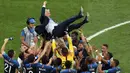 Pelatih timnas Prancis, Didier Deschamp dilemparkan ke udara oleh pemain saat merayakan gelar juara Piala Dunia 2018 pada  laga final di Luzhniki Stadium, Minggu (15/7). Prancis menjadi juara setelah membekuk Kroasia 4-2. (AP Photo/Thanassis Stavrakis)