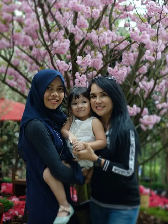Jarang Terekspos, Ini 6 Potret Ibu Gisella Anastasia yang Cantik Menawan