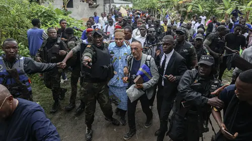 Pemain Paris Saint-Germain dan kapten Timnas Prancis, Kylian Mbappe (tengah) mengenakan pakaian tradisional saat mengunjungi desa ayahnya, Wilfrid Mbappe, di Djebale, Kamerun pada 8 Juli 2023. (AFP/Daniel Beloumou Olomo)
