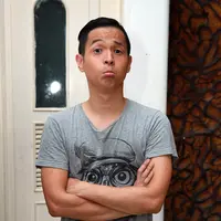 Ciri khas Ernest dengan mata sipit yang juga merupakan keturunan etnis China menjadi trade mark yang mudah dikenali. Film garapannya berjudul ‘Ngenest’ yang mengangkat tagline 'Kadang Hidup Perlu Ditertawakan'. (Deki Prayoga/Bintang.com)