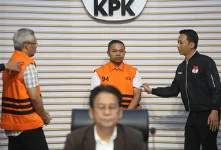 Gubernur Riau Abdul Wahid (tengah belakang) menggunakan rompi tahanan saat dihadirkan pada rilis penetapan sekaligus penahanan usai menjalani pemeriksaan di Gedung Merah Putih Komisi Pemberantasan Korupsi (KPK), Jakarta, Rabu (5/11/2025). Komisi Pemberantasan Korupsi (KPK) menahan Gubernur Riau, Abdul Wahid, terkait kasus dugaan pemerasan anggaran proyek Dinas Pekerjaan Umum, Penataan Ruang, Perumahan, dan Kawasan Permukiman (PUPR-PKPP) Provinsi Riau Tahun Anggaran 2025. (merdeka.com/Arie Basuki)