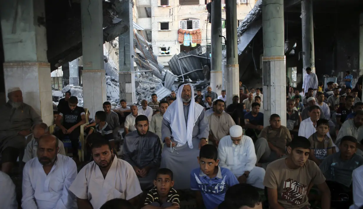 Para jemaah memenuhi salah satu masjid yang rusak parah akibat serangan militer Israel di Rafah, Jalur Gaza, Palestina, Senin (28/7/14). (REUTERS/Ibraheem Abu Mustafa)