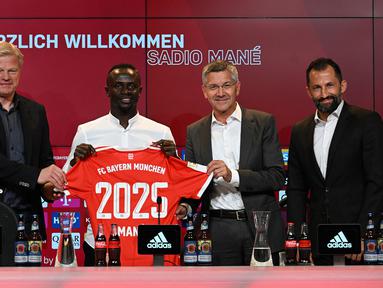 Selain menjadi salah satu klub tersukses di Bundesliga, Bayern Munchen juga terkenal sebagai klub kaya. The Bavarian kerap kali mendatangkan pemain-pemain top dengan banderol tinggi bahkan dari luar Jerman sekalipun, seperti Liga Inggris. Sadio Mane merupakan pemain Liga Inggris teranyar yang sukses didaratkan menuju Allianz Arena. Termasuk Mane, berikut 5 pemain Liga Inggris termahal yang pernah diboyong Bayern Munchen. (AFP/Christof Stache)